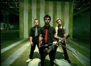 ‘trump-nao-esta-apto-para-liderar-o-pais,-ele-e-um-completo-idiota’,-diz-cantor-do-green-day
