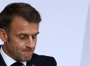 macron-busca-novo-primeiro-ministro-apos-colapso-do-governo-da-franca