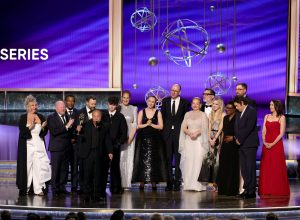 emmy-awards-2025:-‘adolescencia’-e-‘o-estudio’-se-destacam;-veja-a-lista-completa-de-vencedores