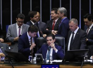 pec-da-blindagem-e-aprovada-por-deputados-e-vai-ao-senado  pec-da-blindagem-e-aprovada-por-deputados-e-vai-ao-senado