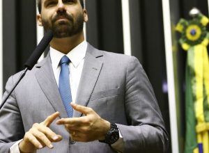 moraes-envia-denuncia-contra-eduardo-bolsonaro-para-hugo-motta moraes-envia-denuncia-contra-eduardo-bolsonaro-para-hugo-motta