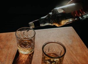 como-o-metanol-aparece-na-bebida-alcoolica-e-por-que-isso-gera-lucro-para-alguns como-o-metanol-aparece-na-bebida-alcoolica-e-por-que-isso-gera-lucro-para-alguns