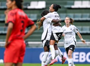 com-tecnica-brasileira,-colo-colo-vai-a-semi-da-libertadores-feminina com-tecnica-brasileira,-colo-colo-vai-a-semi-da-libertadores-feminina