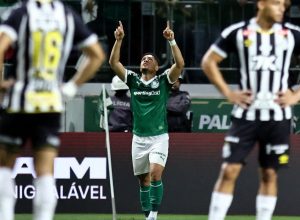 vitor-roque-decide-e-palmeiras-vence-classico-com-santos-no-brasileiro