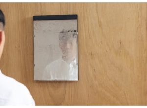 voluntario-de-museu-danifica-obra-de-arte-apos-tentar-limpar-espelho