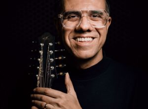 hamilton-de-holanda-firma-o-nome-no-grammy-latino-ao-receber-premio-na-categoria-‘melhor-album-de-jazz-latino’