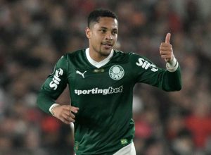 palmeiras-faz-acordo-com-stjd,-e-vitor-roque-fica-livre-de-punicao-por-post