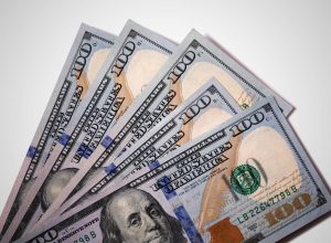 dolar-acompanha-o-exterior-e-fecha-em-alta-com-menor-apetite-ao-risco