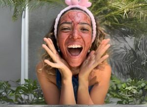 mascara-menstrual:-o-que-a-ciencia-diz-sobre-a-mais-nova-moda-em-beleza-facial-nas-redes-sociais