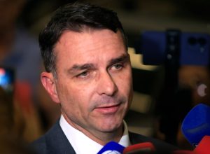 flavio-bolsonaro-critica-divulgacao-de-video-da-tornozeleira:-‘ignorou-provas’