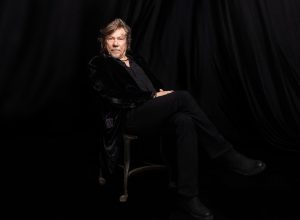 lenine-personifica-no-magnifico-album-‘eita’-um-‘leao-do-norte’-na-melhor-das-formas,-a-espera-de-tempo-iluminado