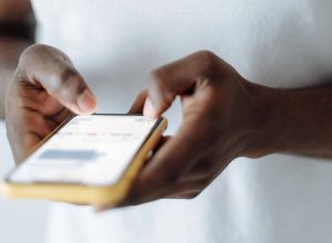 por-que-verificar-constantemente-o-seu-celular-pode-esgotar-seu-foco-e-memoria