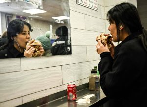 comer-com-as-maos-e-mais-gostoso