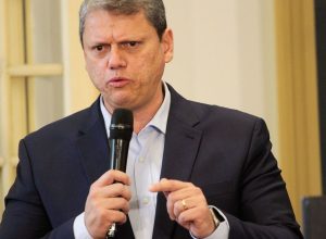 tarcisio-da-apoio-a-flavio,-mas-diz-que-direita-tera-mais-nomes-em-2026