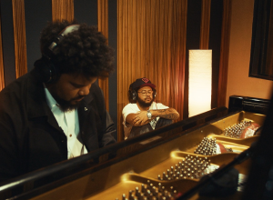 o-elo-amoroso-entre-amaro-freitas-e-emicida