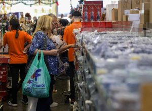 carregar-sacolas-pesadas-e-decorar-a-casa-pode-desencadear-lesoes-no-ombro-no-fim-de-ano