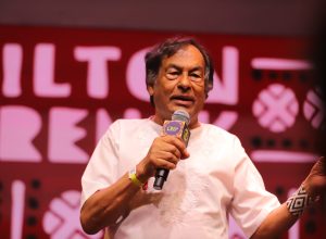 ‘tela-nao-devia-entrar-em-sala-de-aula’,-diz-ailton-krenak-no-festival-led,-em-belem