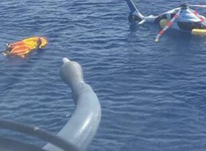 helicoptero-faz-pouso-forcado-no-mar-em-cabo-frio