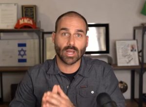 eduardo-bolsonaro-diz-que-vai-lutar-por-cargo-na-pf,-mas-‘nao-tem-condicao’-de-voltar-ao-pais-agora