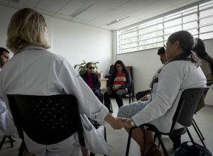 unidades-de-saude-de-sao-paulo-oferecem-terapia-para-grupos-de-pessoas-em-luto