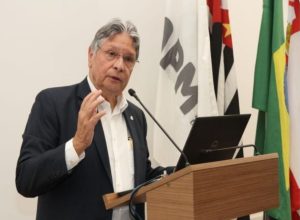 medicina-exige-formacao-presencial