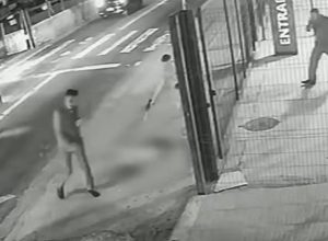 cachorro-e-morto-com-dez-tiros-em-frente-a-ponto-de-onibus-em-sp