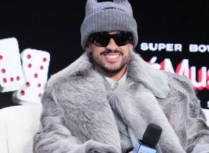 bad-bunny,-vencedor-do-grammy-e-critico-de-trump,-canta-no-super-bowl