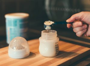 toxina-encontrada-em-formulas-infantis-vem-de-bacteria-comum-e-traz-risco-para-criancas