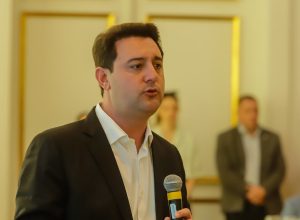 ratinho-jr.-defende-privatizacao-suspensa-por-dino:-‘nao-posso-deixar-virar-os-correios’