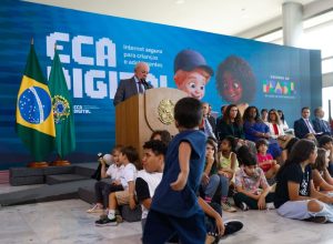 ‘so-a-lei-nao-vai-resolver’,-diz-lula-apos-assinar-decreto-que-regulamenta-o-eca-digital