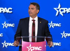 flavio-bolsonaro-se-mostra-‘paz-e-amor’-mais-na-forma-do-que-no-conteudo