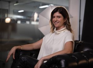 sindrome-do-impostor-e-cada-vez-mais-recorrente,-diz-aline-wolff,-que-fara-live-na-casafolha