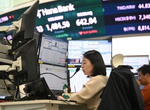 bolsas-asiaticas-batem-maximas,-mas-viram-com-tensao-global