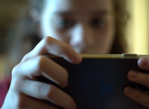 nao-basta-proibir-adolescentes-nas-redes,-dizem-pesquisadores