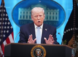 trump-admite-gasolina-mais-cara-enquanto-petroleo-volta-a-us$-100