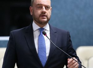 governador-em-exercicio-do-rio-troca-comando-de-secretarias