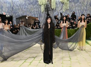 madonna,-kylie-jenner…-veja-looks-do-met-gala-que-fizeram-referencia-a-obras-de-arte