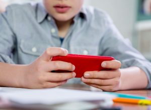 melhores-celulares-para-crianca:-5-modelos-com-controle-parental-e-boa-durabilidade