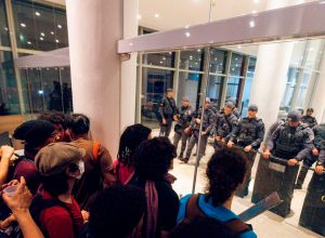 estudantes-da-usp-mantem-invasao-ao-predio-da-reitoria-e-pedem-volta-das-negociacoes