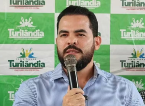 prefeito-no-maranhao-acusado-de-desviar-90%-de-dinheiro-da-saude-sai-da-prisao-e-faz-oracao