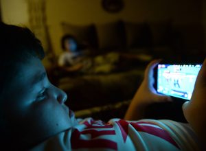 metade-dos-adolescentes-nos-eua-usa-celular-de-madrugada-em-dias-de-aula,-diz-estudo