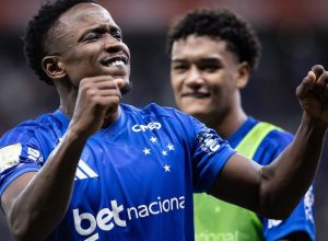 cruzeiro-segura-pressao-no-fim,-vence-chapecoense-e-respira-no-brasileirao