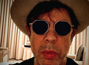 vocalista-do-echo-&-the-bunnymen-sofre-acidente-de-carro-e-banda-adia-show-nos-eua