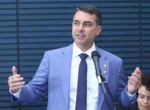 tse-adia-julgamento-sobre-suspensao-de-pesquisa-que-mostrou-queda-de-flavio-bolsonaro
