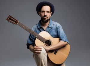 gustavo-spinola-guarda-faixa-com-ivan-lins-para-fecho-do-album-‘do-acaso-ao-cais’