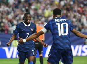 em-duelo-com-paralisacao-de-2-horas,-franca-vence-o-iraque-na-copa-do-mundo