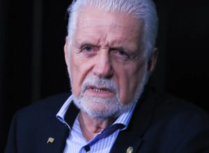 jaques-wagner-anuncia-saida-da-lideranca-do-governo-no-senado