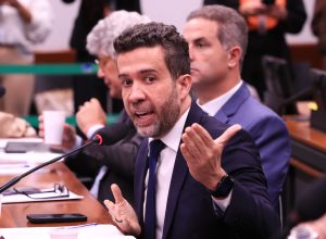 flavio-bolsonaro-vai-ao-stf-contra-janones-por-xingamentos-no-instagram
