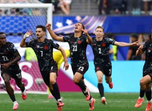 com-gol-no-final,-canada-vence-africa-do-sul-e-vai-as-oitavas-da-copa