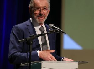 “brasil-nao-vai-abandonar-a-mesa”,-diz-ministro-sobre-taxacao-dos-eua